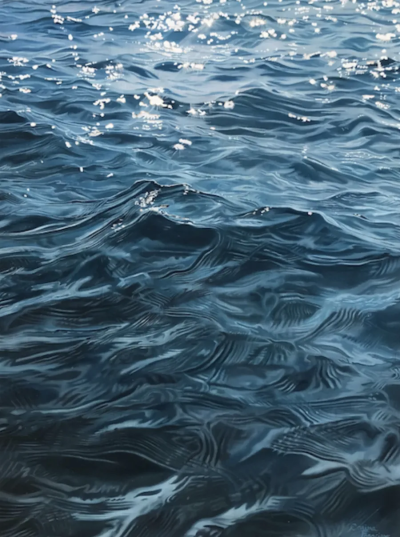 卡琳娜·弗朗西奥索是一位活跃于当代具象绘画领域的艺术家，以融合写实基础与柔和表现语言的人物绘画而受到关注。她的创作关注人物的情绪状态与内在感受，在结构与氛围之间建立细腻平衡。