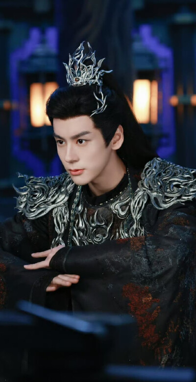 魏哲鸣《白日提灯》晏柯