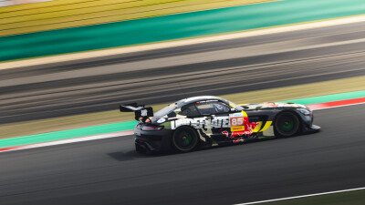 YIBO-OFFICIAL：
#85RACING# 
「赛前试车 DAY 2」
疾驰入弯，沉着应对，
耳畔风啸，独守内心平静。
今日份公开练习结束，好好休息！@王一博·YIBO ​​​