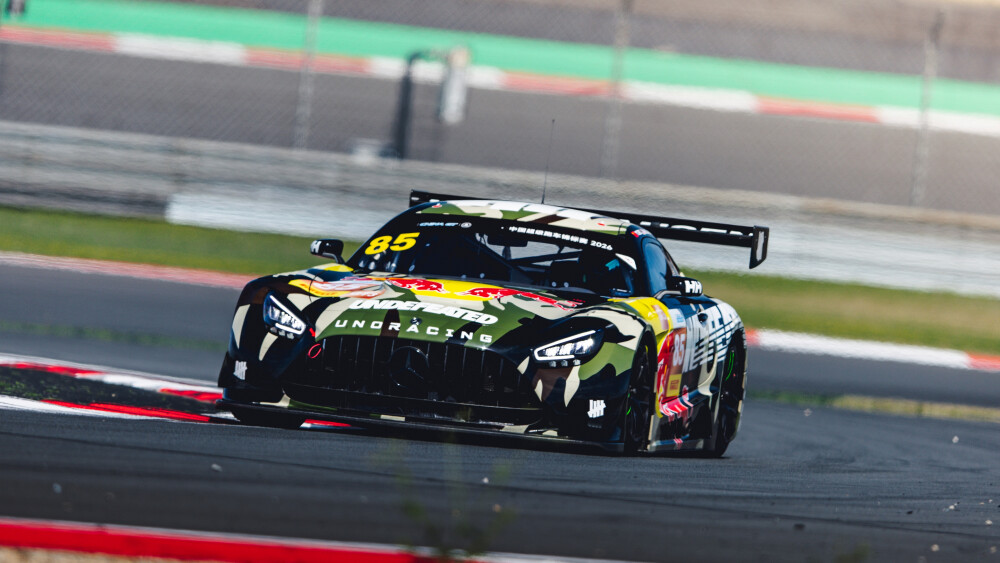 YIBO-OFFICIAL：
#85RACING#
「赛前试车 DAY 1」
积累经验，手感渐显，继续打磨。
首日公开练习结束，明日再练！@王一博·YIBO ​​​