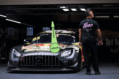 YIBO-OFFICIAL：
#85RACING#
「赛前试车 DAY 3」
心有定向，稳控方寸。
捕捉85号的两种状态！@王一博·YIBO ​​​