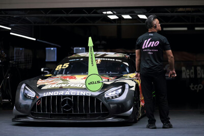 #王一博[超话]# · #85RACING#
「赛前试车 」
心有定向，稳控方寸。
捕捉85号的两种状态！[收到]@王一博·YIBO ​​​