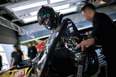 YIBO-OFFICIAL：
#85RACING#
「赛前试车 DAY 3」
心有定向，稳控方寸。
捕捉85号的两种状态！@王一博·YIBO ​​​