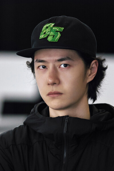 YIBO-OFFICIAL：
#85RACING#
「赛前试车 DAY 3」
心有定向，稳控方寸。
捕捉85号的两种状态！@王一博·YIBO ​​​