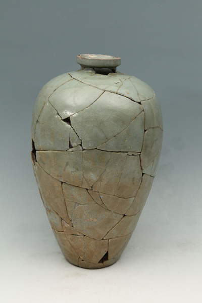 南宋 官窑青瓷梅瓶（老虎洞窑址出土） 
杭州西湖博物馆-南宋官窑博物馆藏
