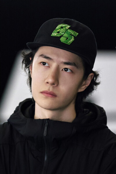 #王一博[超话]# · #85RACING#
「赛前试车 」
心有定向，稳控方寸。
捕捉85号的两种状态！[收到]@王一博·YIBO ​​​