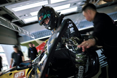 #王一博[超话]# · #85RACING#
「赛前试车 」
心有定向，稳控方寸。
捕捉85号的两种状态！[收到]@王一博·YIBO ​​​