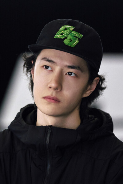 YIBO-OFFICIAL：
#85RACING#
「赛前试车 DAY 3」
心有定向，稳控方寸。
捕捉85号的两种状态！@王一博·YIBO ​​​