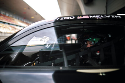 YIBO-OFFICIAL：
#85RACING#
「赛前试车 DAY 3」
心有定向，稳控方寸。
捕捉85号的两种状态！@王一博·YIBO ​​​