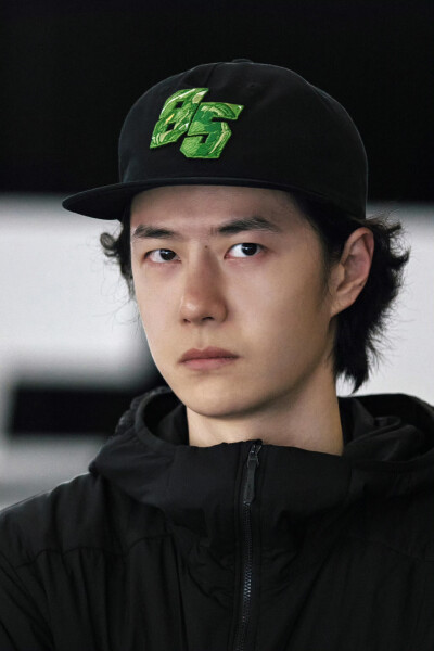 #王一博[超话]# · #85RACING#
「赛前试车 」
心有定向，稳控方寸。
捕捉85号的两种状态！[收到]@王一博·YIBO ​​​