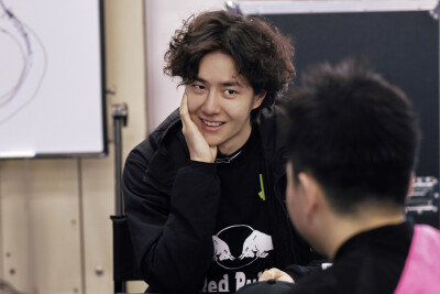 YIBO-OFFICIAL：
#85RACING#
「赛前试车 DAY 3」
心有定向，稳控方寸。
捕捉85号的两种状态！@王一博·YIBO ​​​