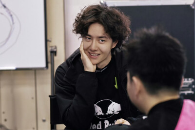 #王一博[超话]# · #85RACING#
「赛前试车 」
心有定向，稳控方寸。
捕捉85号的两种状态！[收到]@王一博·YIBO ​​​