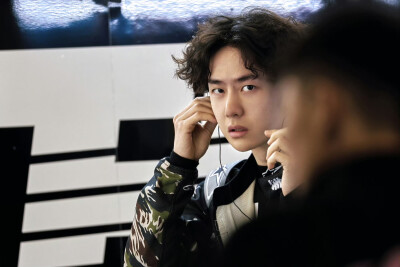 #王一博[超话]# · #85RACING#
「赛前试车 」
心有定向，稳控方寸。
捕捉85号的两种状态！[收到]@王一博·YIBO ​​​