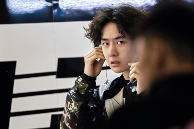 YIBO-OFFICIAL：
#85RACING#
「赛前试车 DAY 3」
心有定向，稳控方寸。
捕捉85号的两种状态！@王一博·YIBO ​​​