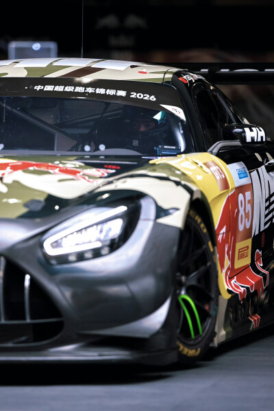 #王一博[超话]# · #85RACING#
「赛前试车 」
心有定向，稳控方寸。
捕捉85号的两种状态！[收到]@王一博·YIBO ​​​