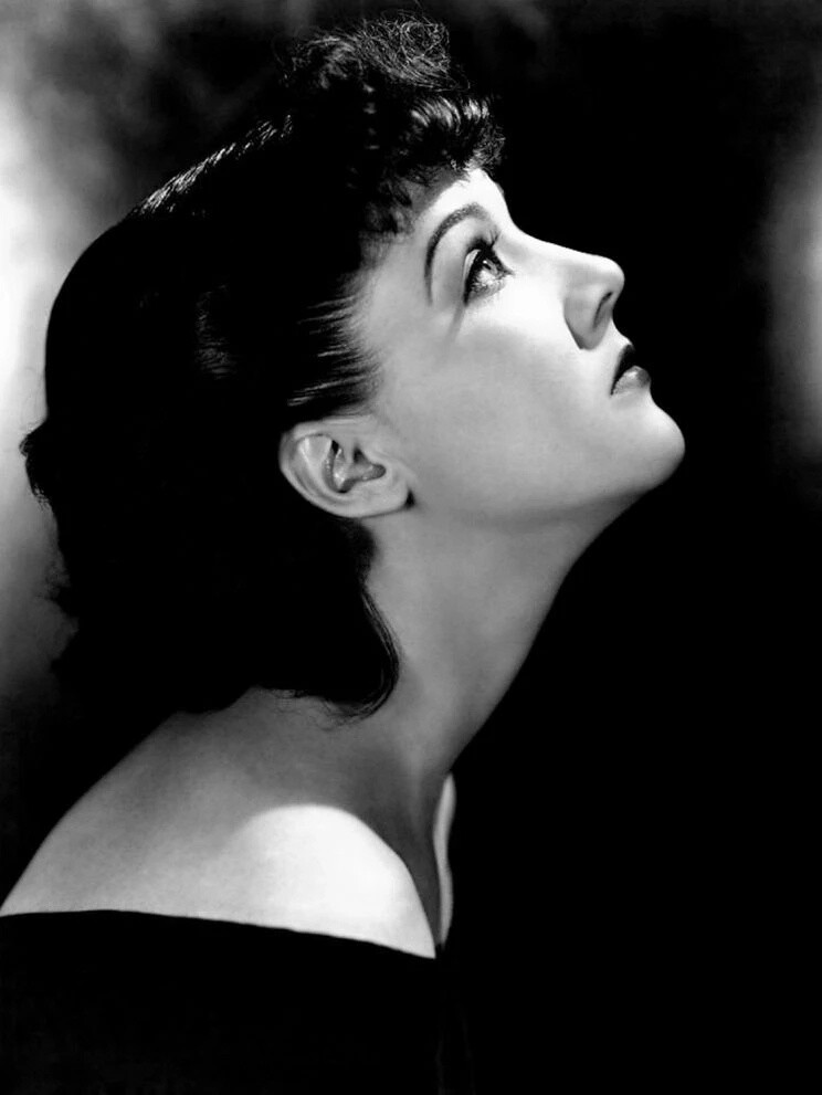 珍·帕克的生年有另两个选项，1912、1917，真名也有另一个选项，Louise Stephanie Zelinska，连出生地也有两个说法，蒙大拿州Deer Lodge、蒙大拿州Butte。不过她的儿子在她病逝后接受采访时纠正过，说母亲真名Lois May Green，1915年生于蒙大拿州Deer Lodge。姑且以家属的“确认”为准。