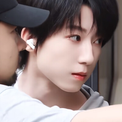 第五张运用了我们无所不能的短发神秘女子去掉身边的人上头不影响