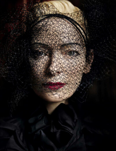 2014年，摄影师蒂姆·沃克为蒂尔达·斯文顿创作的一幅艺术肖像。