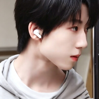 第五张运用了我们无所不能的短发神秘女子去掉身边的人上头不影响