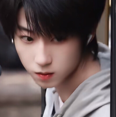 第五张运用了我们无所不能的短发神秘女子去掉身边的人上头不影响