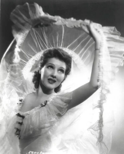 珍·帕克的生年有另两个选项，1912、1917，真名也有另一个选项，Louise Stephanie Zelinska，连出生地也有两个说法，蒙大拿州Deer Lodge、蒙大拿州Butte。不过她的儿子在她病逝后接受采访时纠正过，说母亲真名Lois Ma…