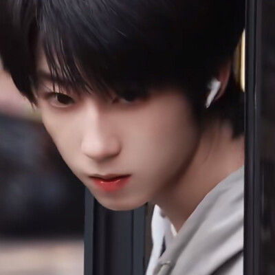 第五张运用了我们无所不能的短发神秘女子去掉身边的人上头不影响