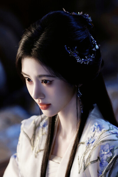 月鳞绮纪 鞠婧祎∣露芜衣