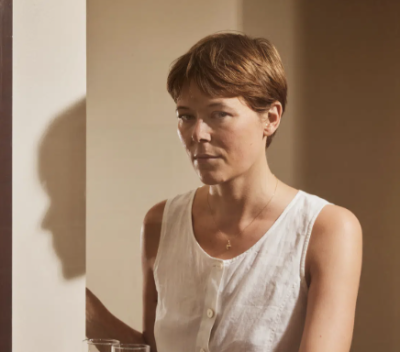 梅特·伦纳德·霍格是一位丹麦学者、作家与文化评论者，活跃于文学研究、哲学与意识科学的交叉领域。
她的研究具有鲜明的跨学科特点，融合神经科学、文学理论与哲学传统，重点探讨“意识”“自我”以及“不确定性与不…