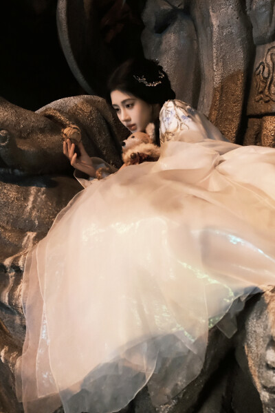 月鳞绮纪 鞠婧祎∣露芜衣