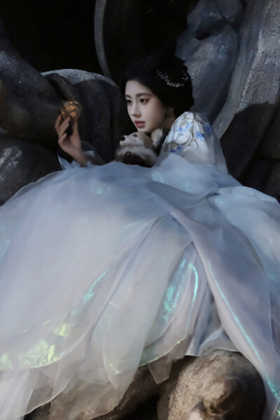 月鳞绮纪 鞠婧祎∣露芜衣