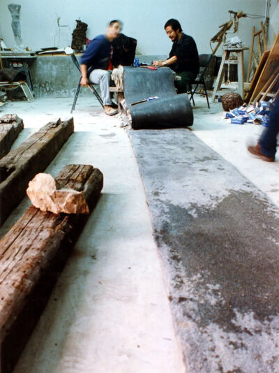 隋建国本人工作照，《殛》，1996年