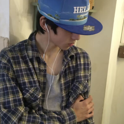 头像｜男生头像 常说人生若只如初见我在想到底什么样的羁绊才能让两颗陌生的心依偎在一起