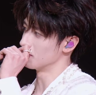 宝宝 我从来没觉得你刻薄冷漠自卑胆怯 看你哭时 我想如果可以早点遇见你 也许你的心就不会这么千疮百孔了