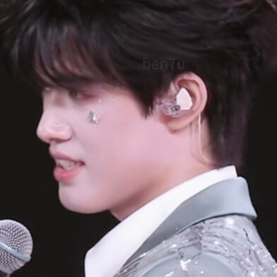 你好，初次见面，我是拉丁灯神，由于你对你的人类伴侣讲够1001句情话，成功地将我召唤出来，所以我登陆了你伴侣的账号，我可以满足你三个愿望。