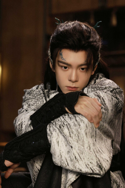 月鳞绮纪 曾舜晞∣苍淏