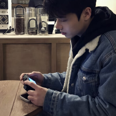 头像｜男生头像 常说人生若只如初见我在想到底什么样的羁绊才能让两颗陌生的心依偎在一起