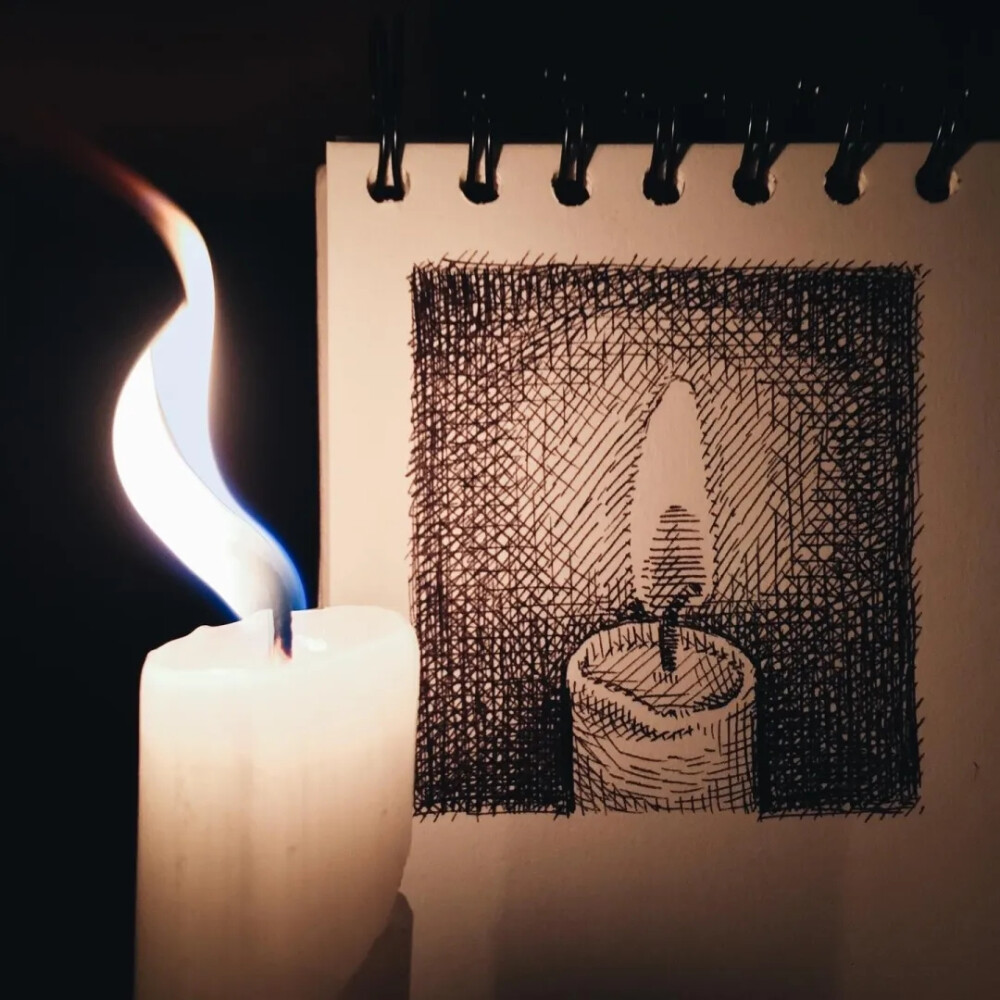 August Lamm
生活在康涅狄格州
凭一组针管笔手绘引18万人的围观喜欢
不同的针管笔的线条可以画出不一样效果
也可以根据画面的需要灵活使用针管笔绘画
