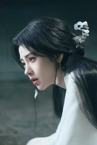 月鳞绮纪 鞠婧祎∣露芜衣