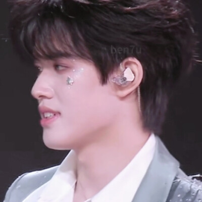 你好，初次见面，我是拉丁灯神，由于你对你的人类伴侣讲够1001句情话，成功地将我召唤出来，所以我登陆了你伴侣的账号，我可以满足你三个愿望。