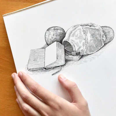 August Lamm
生活在康涅狄格州
凭一组针管笔手绘引18万人的围观喜欢
不同的针管笔的线条可以画出不一样效果
也可以根据画面的需要灵活使用针管笔绘画
