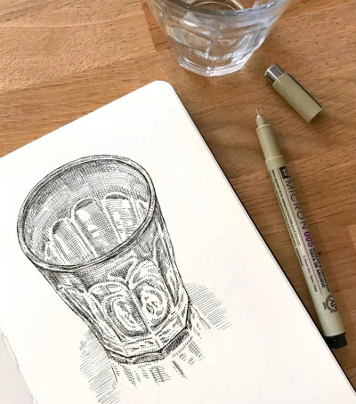 August Lamm
生活在康涅狄格州
凭一组针管笔手绘引18万人的围观喜欢
不同的针管笔的线条可以画出不一样效果
也可以根据画面的需要灵活使用针管笔绘画
