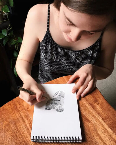 August Lamm
生活在康涅狄格州
凭一组针管笔手绘引18万人的围观喜欢
不同的针管笔的线条可以画出不一样效果
也可以根据画面的需要灵活使用针管笔绘画
