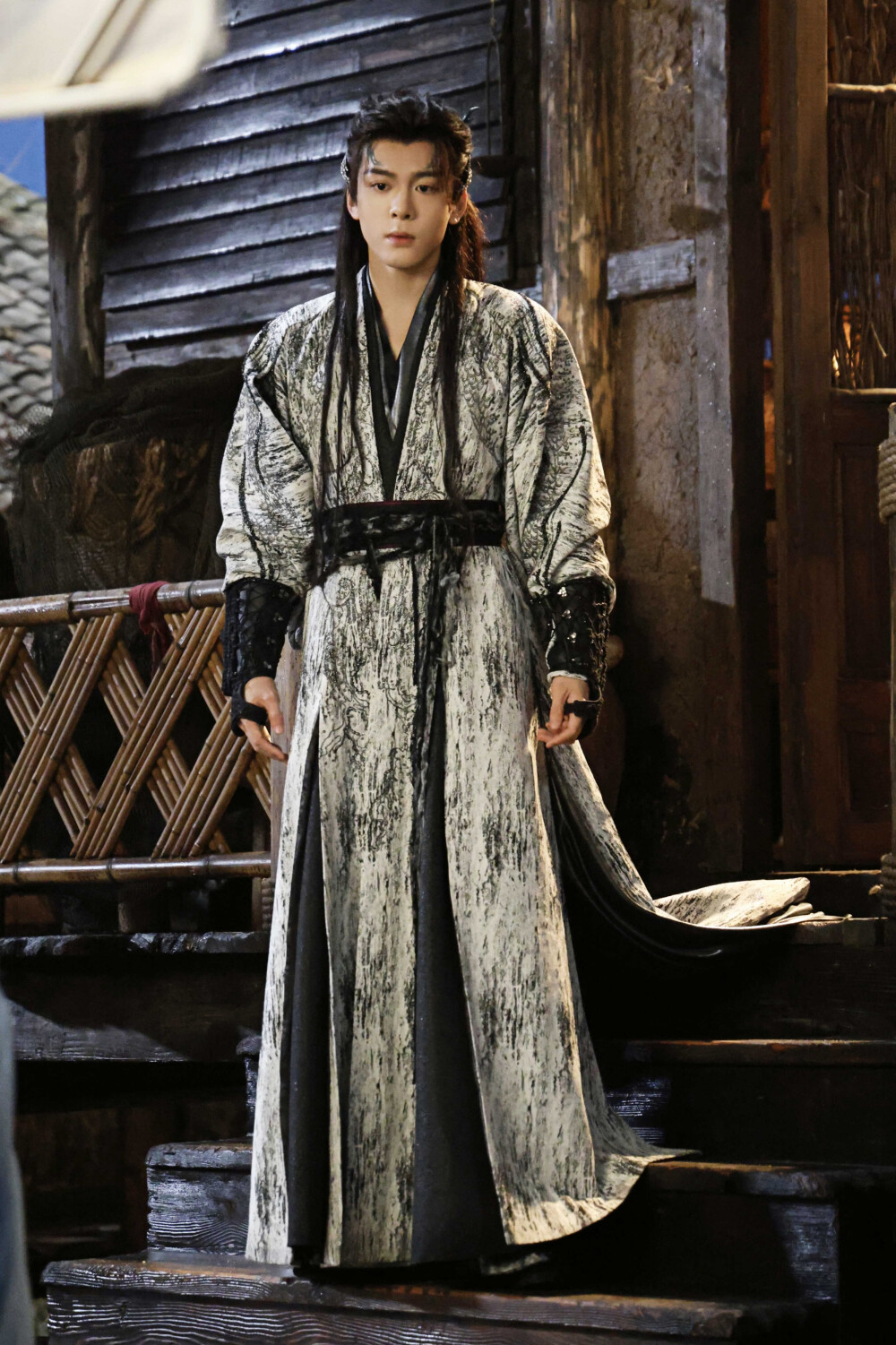 月鳞绮纪 曾舜晞∣苍淏