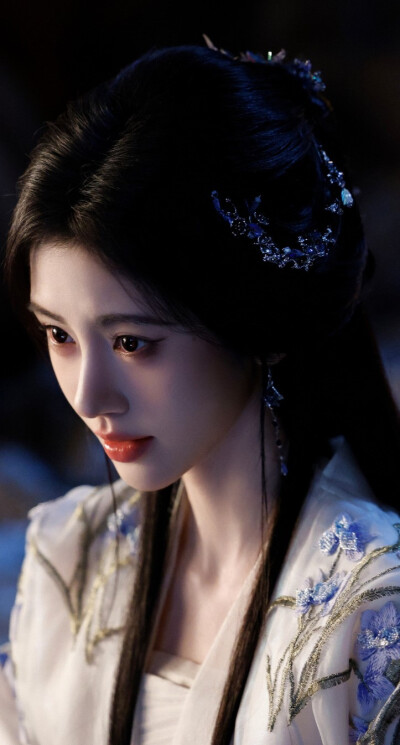 鞠婧祎《月鳞绮纪》露芜衣