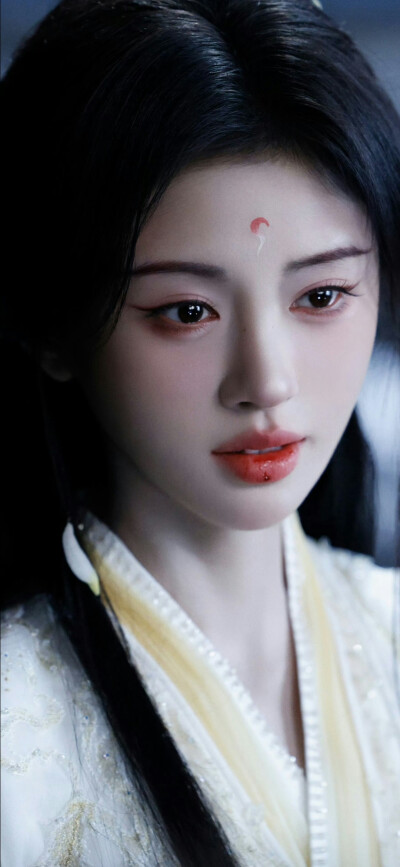 鞠婧祎《月鳞绮纪》露芜衣