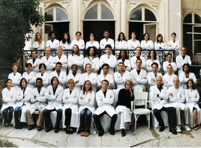 Maison Martin Margiela 团队于2001年拍摄的合照，其中空缺的椅子为缺席合影的 Martin Margiela