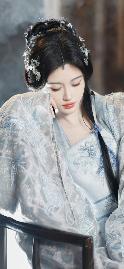 鞠婧祎《月鳞绮纪》露芜衣