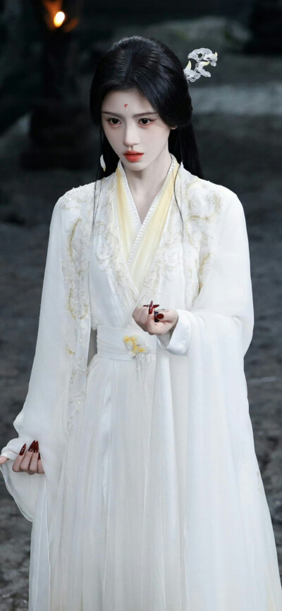 鞠婧祎《月鳞绮纪》露芜衣