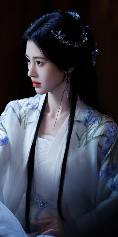 鞠婧祎《月鳞绮纪》露芜衣