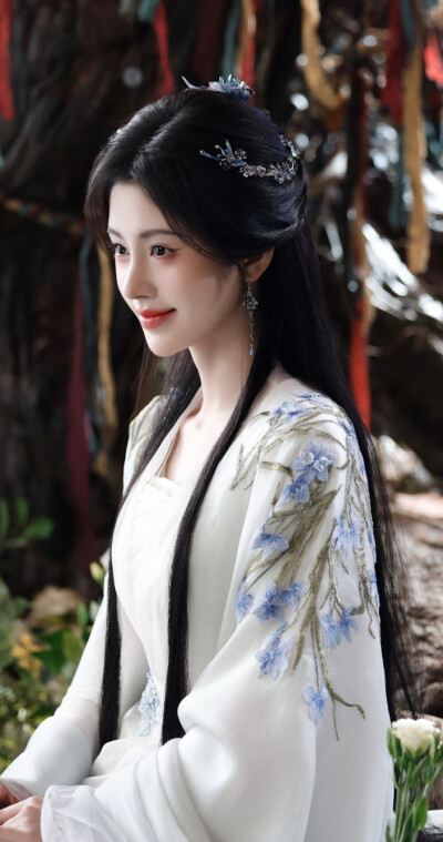 鞠婧祎《月鳞绮纪》露芜衣